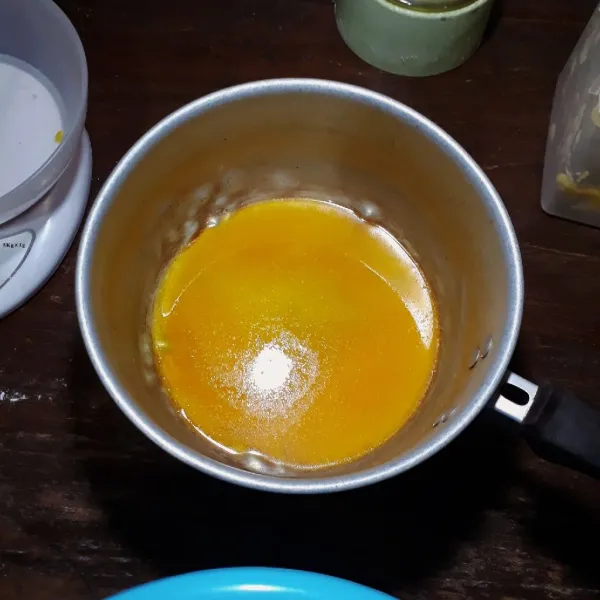 Lelehkan margarin, sisihkan hingga suhu ruang.