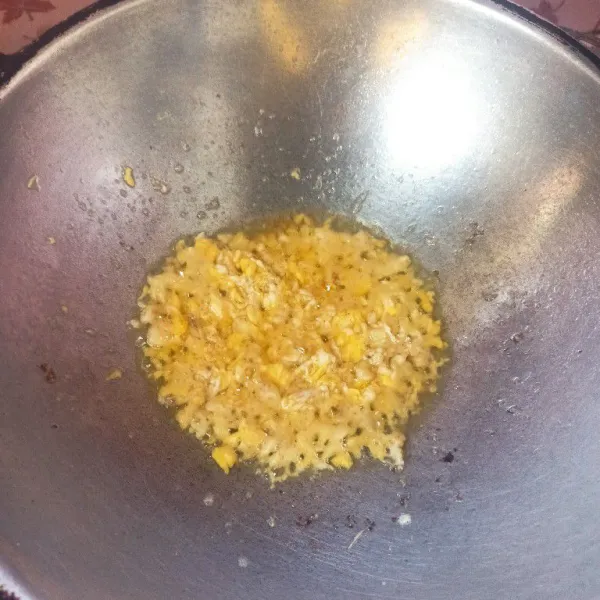 Membuat tumisan nasi gila : panaskan minyak goreng secukupnya, kemudian masukkan telur lalu goreng orak-arik setelah itu angkat dan tiriskan.