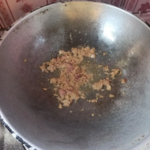 Tumis bumbu halus sampai harum dan matang.
