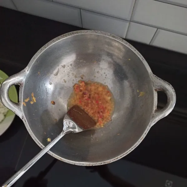 Tumis bumbu hingga harum.
