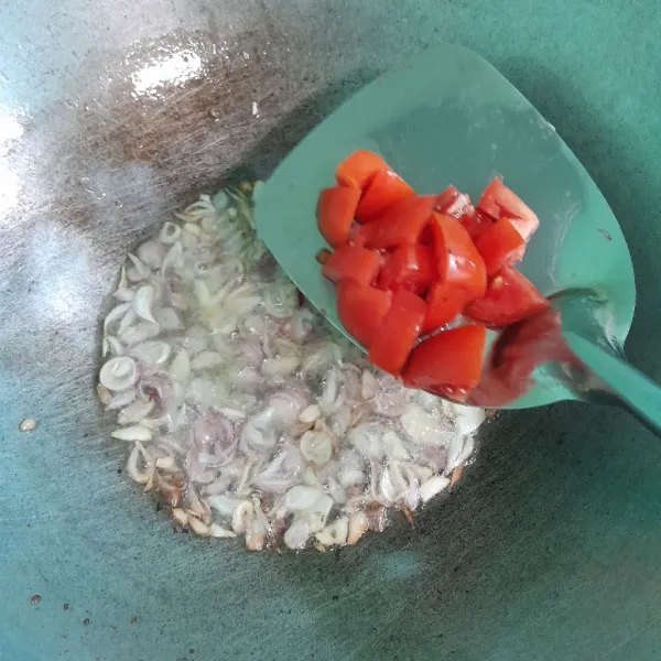 Tambahkan potongan tomat, masak sampai tomat lunak