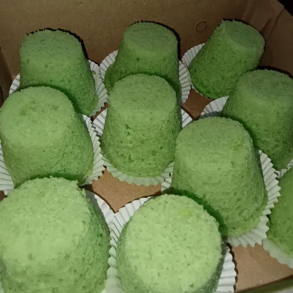 Selagi hangat, keluarkan apem dari cetakan dan balik di atas kertas, sajikan