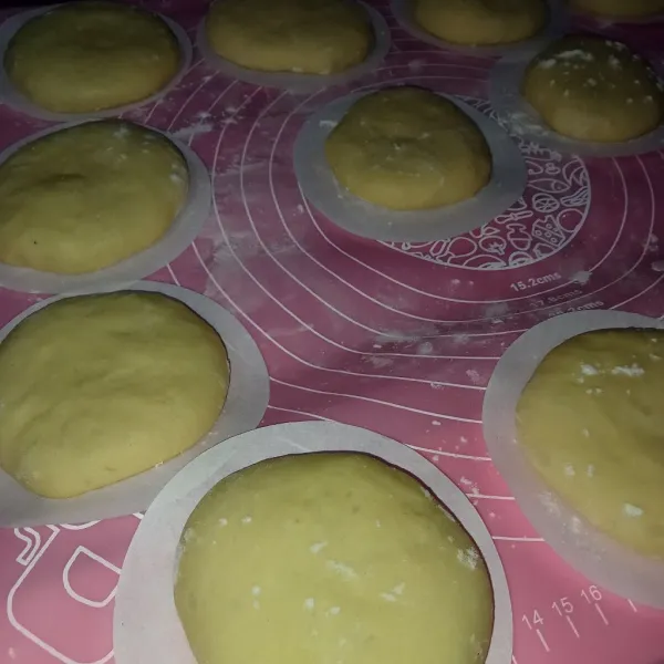 Bagi adonan masing-masing 60 gr kemudian pipihkan, resting 20 menit.