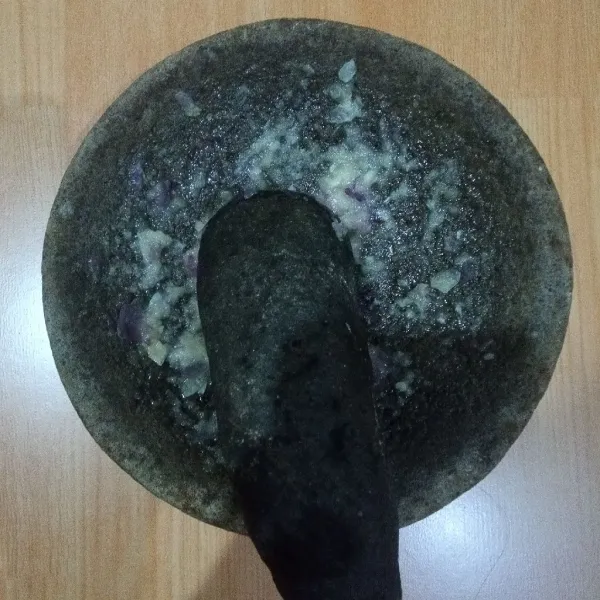 Ulek halus bawang putih, bawang merah, kemiri dan garam.