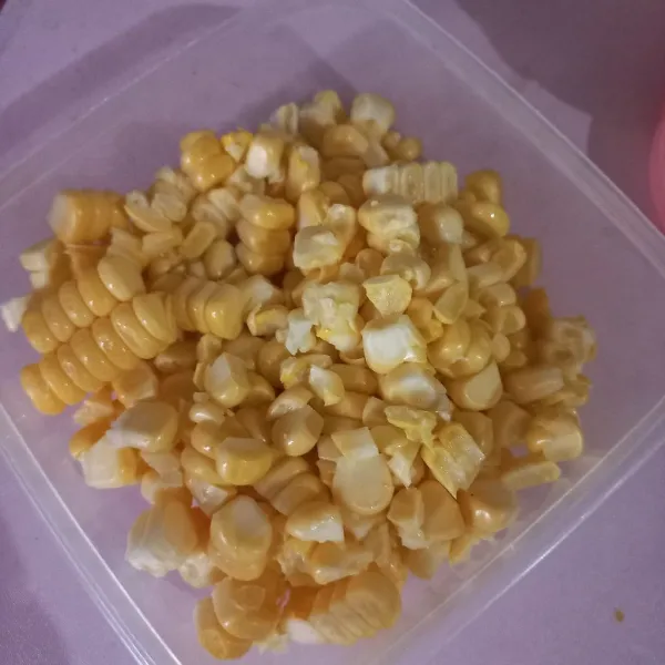 Siapkan jagung manis pipil dan lelehkan mentega.
