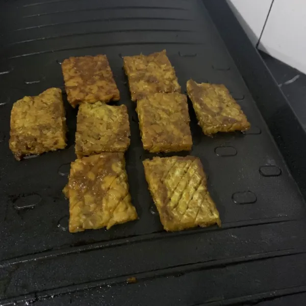 Lalu angkat dan bakar di atas teflon.