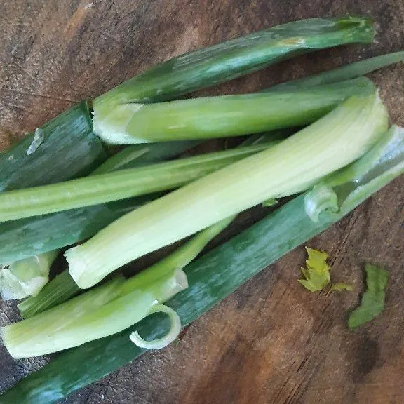 Cuci bersih daun bawang, potong dan iris halus.