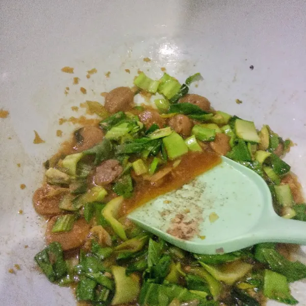 Masukkan pokchoy dan merica bubuk, aduk rata.