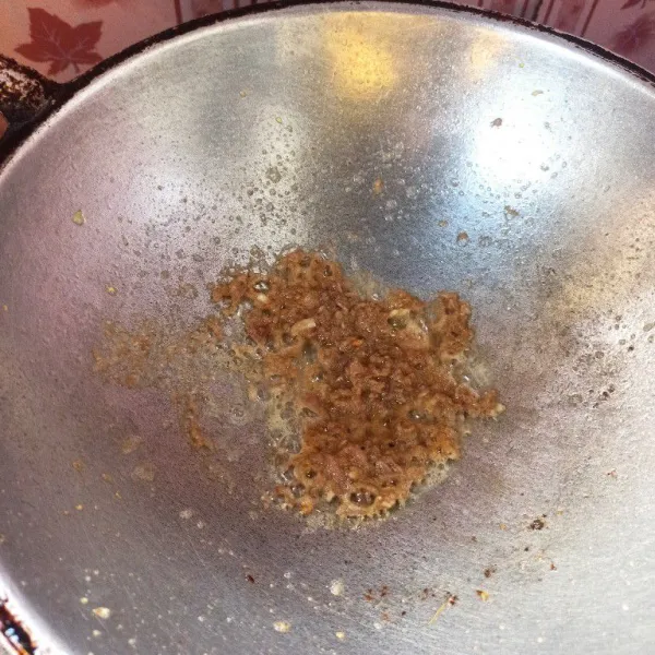 Tumis bumbu sampai harum dan matang.