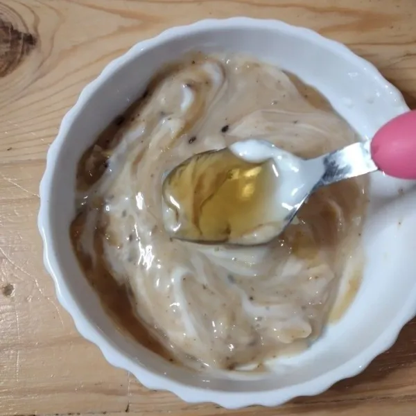 Tambahkan madu, aduk rata, bahan saus bisa ditambahkan secara bertahap hingga sesuai dengan selera.