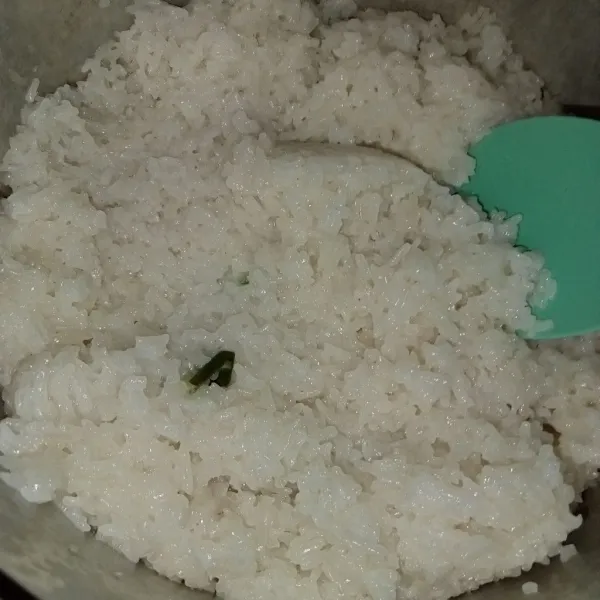 Masukkan beras ketan ke dalam santan, lalu aduk perlahan dan diamkan 5 menit. Kemudian kukus selama 20 menit.
