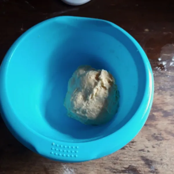 Masukkan margarin dan garam, uleni kembali hingga kalis.