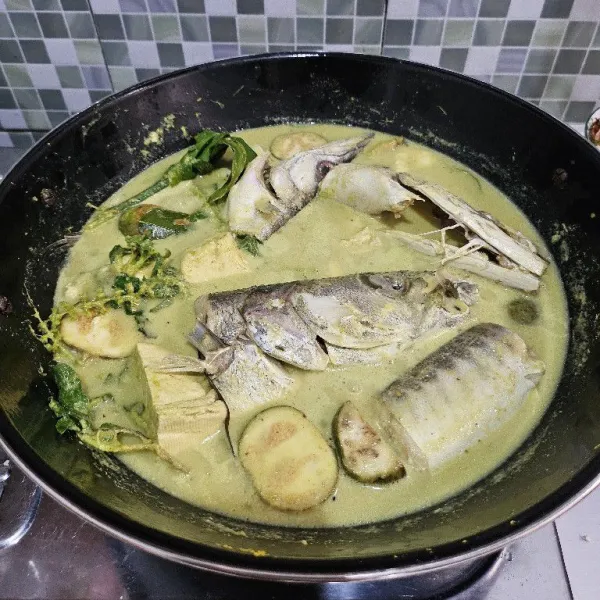 Masak hingga ikan dan bahan lainnya empuk. Koreksi rasanya kemudian matikan api. Ikan jangan sering-sering dibalik agar tidak cepat hancur.