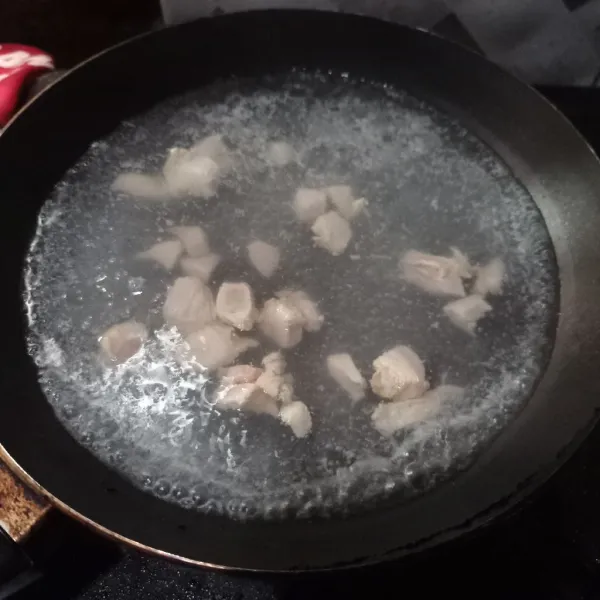 Didihkan air, masukan ayam masak sampai matang.