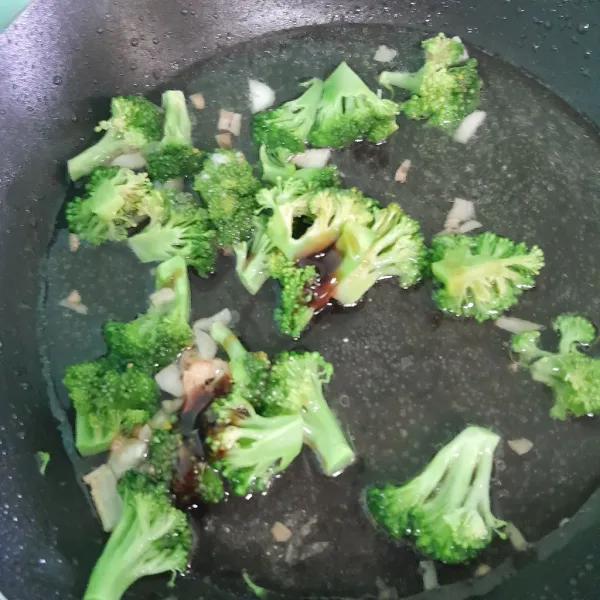 Masukkan garam, kaldu bubuk dan saos tiram lalu aduk rata dan tes rasa kemudian masak sampai brokoli empuk.