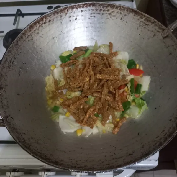 Tambahkan tempe goreng, masak hingga matang.