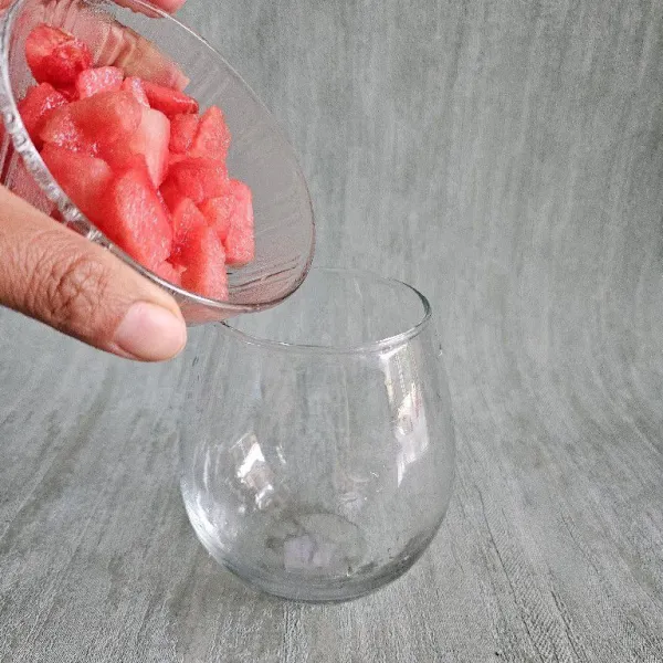 Masukkan buah semangka yang sudah di potong kecil-kecil ke dalam gelas saji.