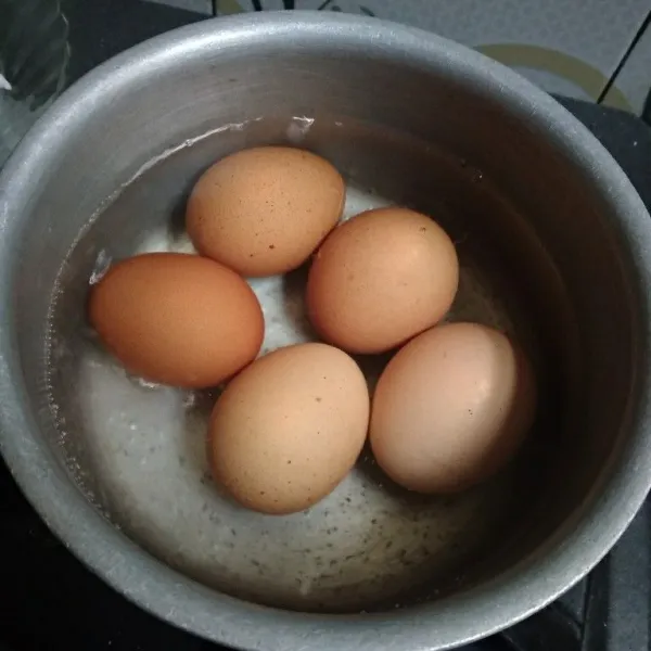 Rebus telur sampai matang lalu rendam dengan air es.