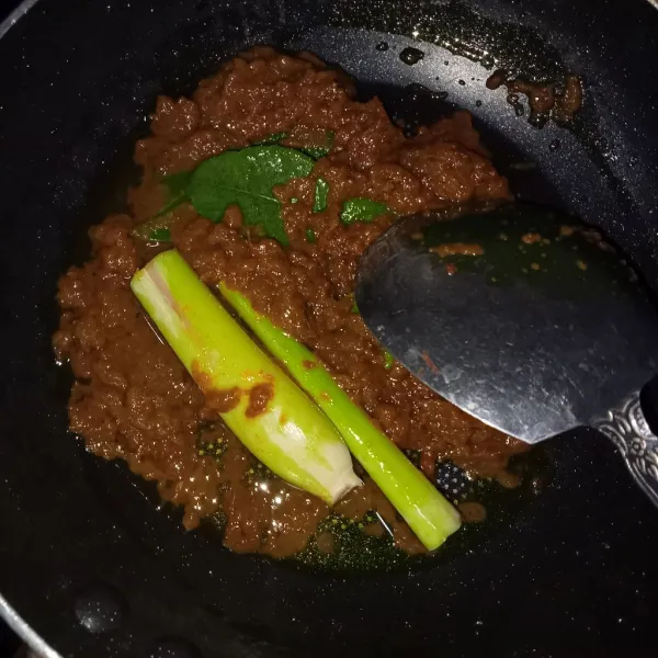 Tumis bumbu halus hingga harum dengan minyak secukupnya, masukkan serai dan daun jeruk aduk rata.
