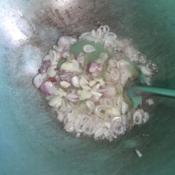 Goreng bawang putih dan bawang merah sampai harum
