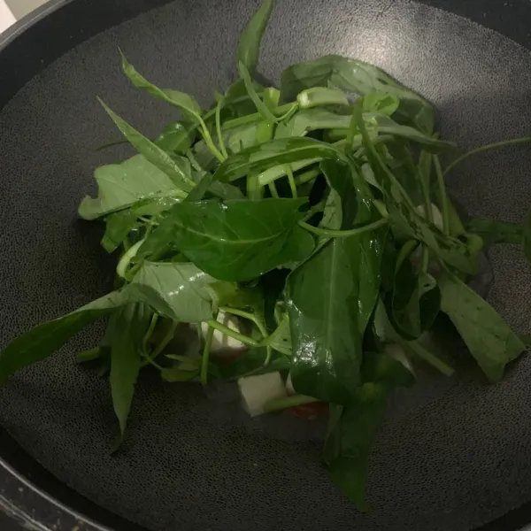 Masukkan kangkung.