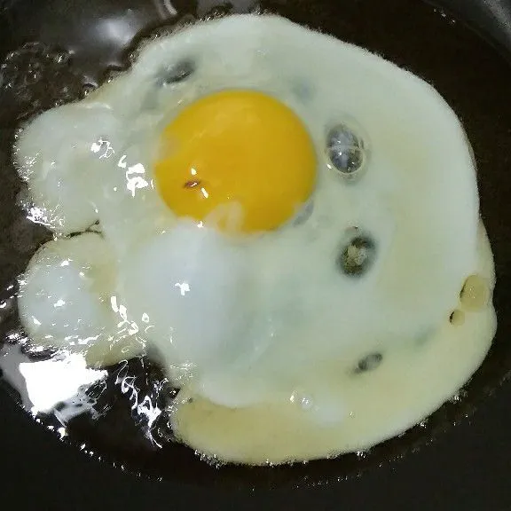 Ceplok telur satu demi satu hingga matang.