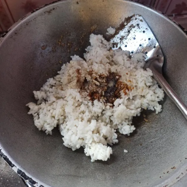 Setelah bumbu matang masukkan nasi bumbui dengan garam, saus tiram, kecap manis, kaldu bubuk dan lada bubuk aduk hingga tercampur rata.