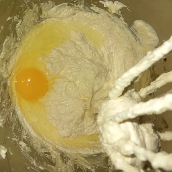 Masukkan telur satu persatu. Tiap akan memasukkan telur, tunggu telur sebelumnya tercampur rata terlebih dahulu.