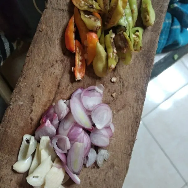 Iris tipis-tipis bawang merah, bawang putih dan cabe.