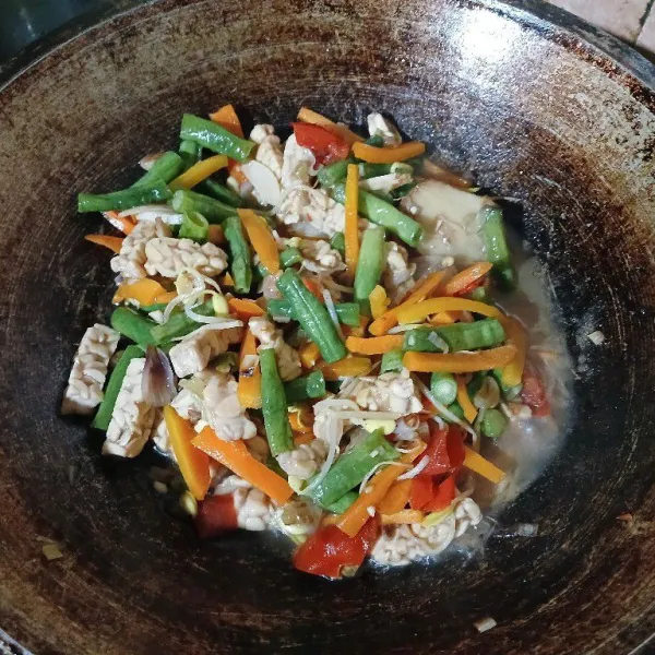 Aduk rata, tes rasa. Angkat dan hidangkan.