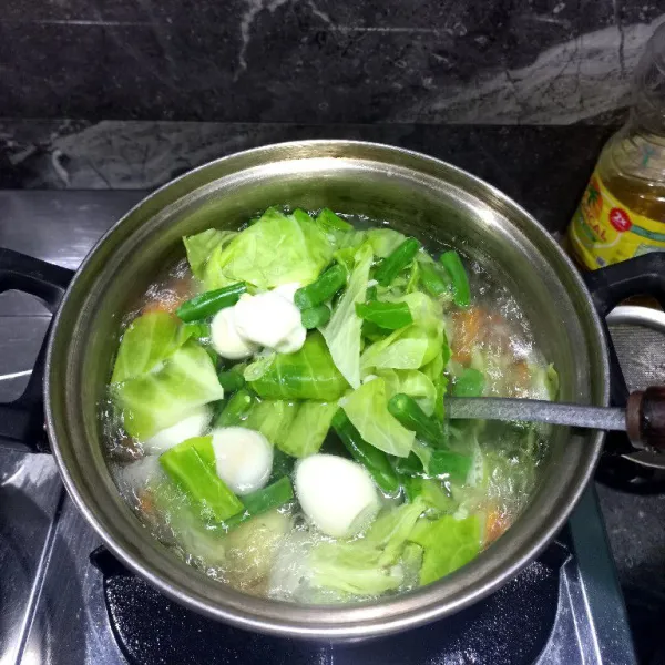 Koreksi rasa, sop telur puyuh siap di hidangkan dengan taburan bawang goreng.