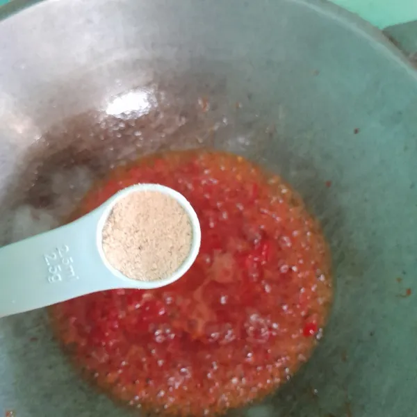 Tambahkan kaldu bubuk, masak sampai bau langu hilang.