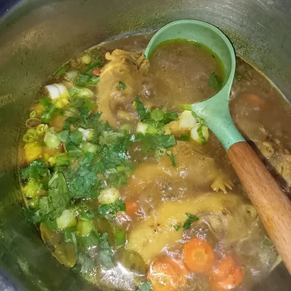 Setelah ayam wortel matang masukkan daun bawang dan seledri.