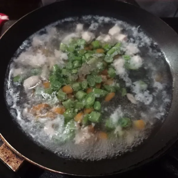 Masukan wortel dan buncis masak lagi sampai matang.