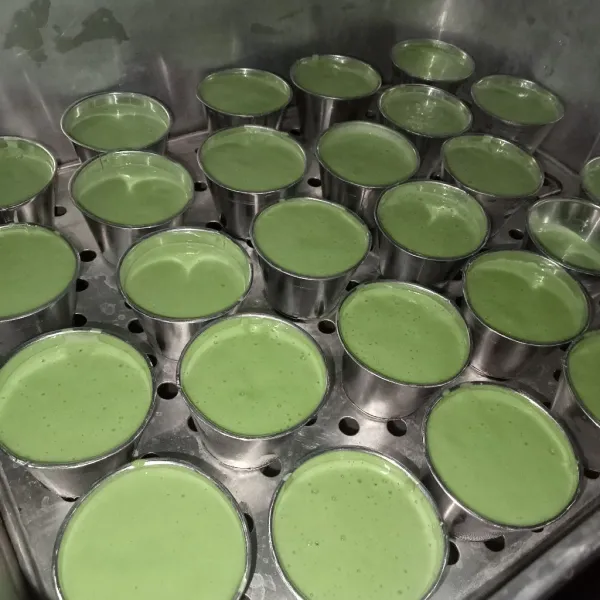 Panaskan dandang sekalian dengan cetakan kue mangkok. Cetakan tidak perlu dioles apapun
