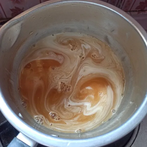 Saring air gula kemudian tambahkan garam dan santan, masak hingga mendidih.