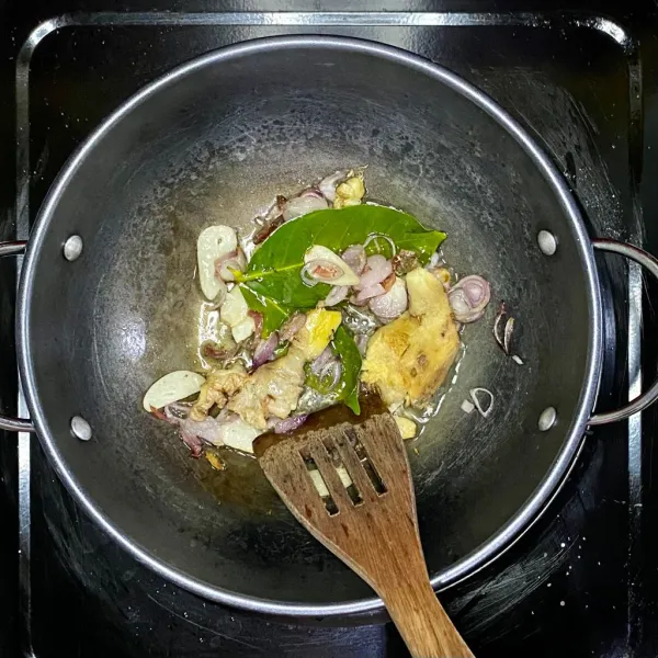 Tumis bawang merah dan bawang putih hingga harum. Lalu tambahkan daun salam, lengkuas dan jahe. Aduk-aduk sebentar.