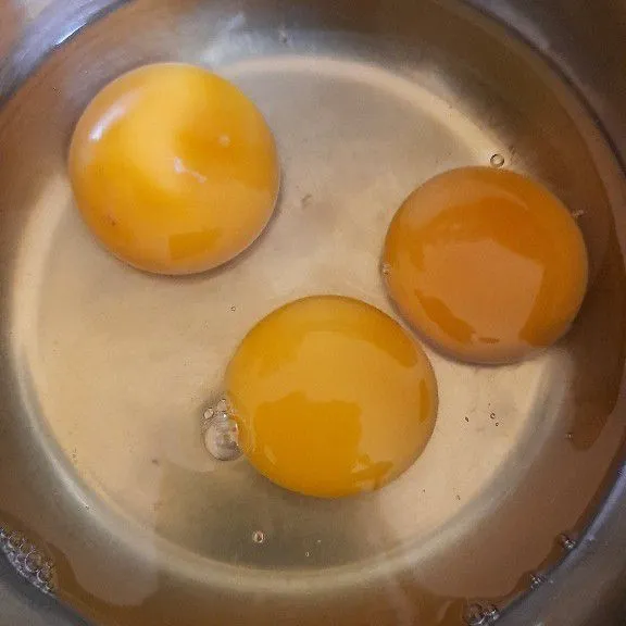 Pecahkan telur dalam mangkuk.