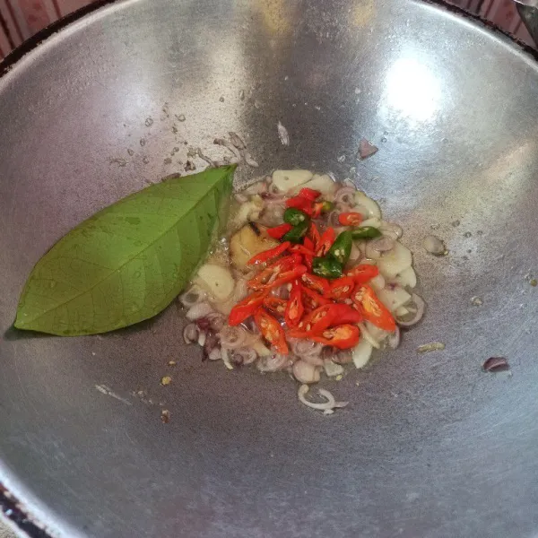 Setelah itu masukkan cabai rawit dan daun salam, tumis sampai layu.