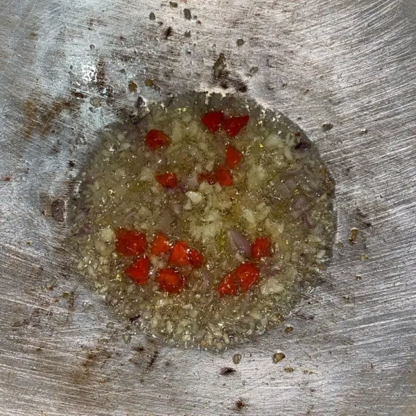 Panaskan minyak, tumis bawang merah, bawang putih dan cabe rawit sampai harum.