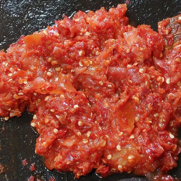 Tambahkan bawang dan tomat, giling sampai tomat halus