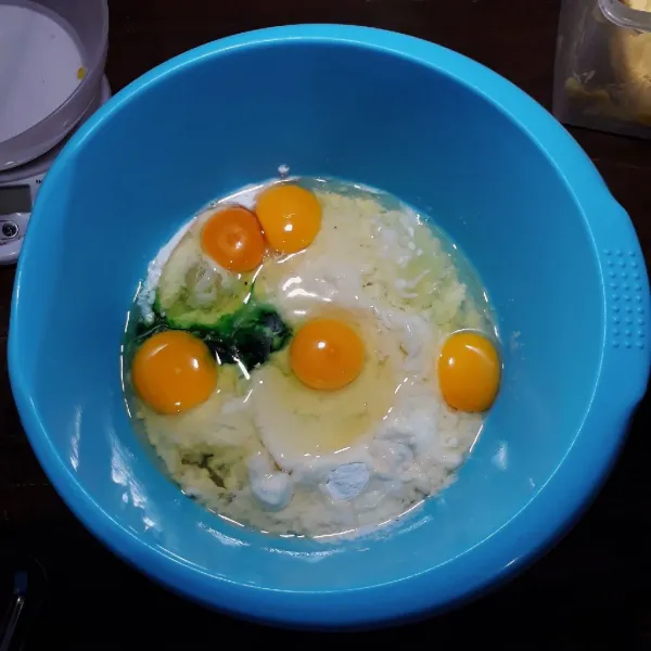 Campurkan semua bahan, kecuali margarin.