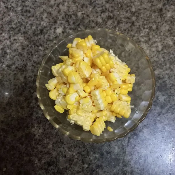 Pipil jagung manis.