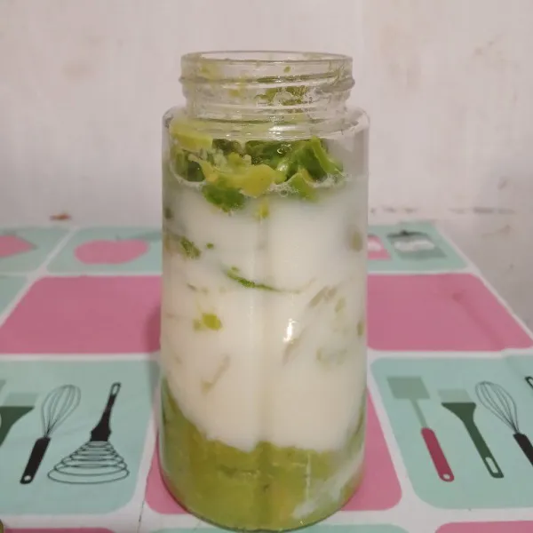 Tuang susu cair, timpa dengan sisa alpukat.