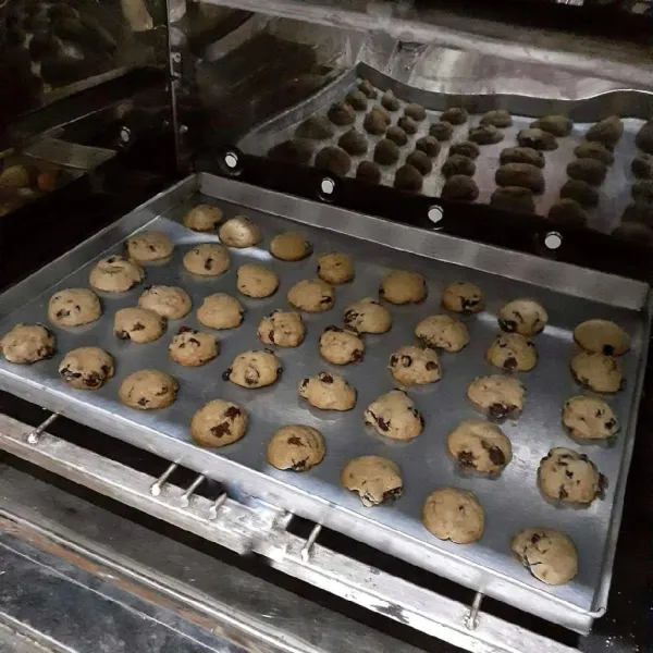 Panaskan dengan oven pada suhu 130°C selama 15 menit cukup dengan api bawah saja (aku pakai oven gas) dan panggang cookies selama 25 menit atau sampai terlihat bagian bawah kuning kecokelatan.