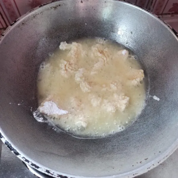 Kemudian masukkan ke dalam minyak goreng yang sudah dipanaskan, goreng hingga matang.