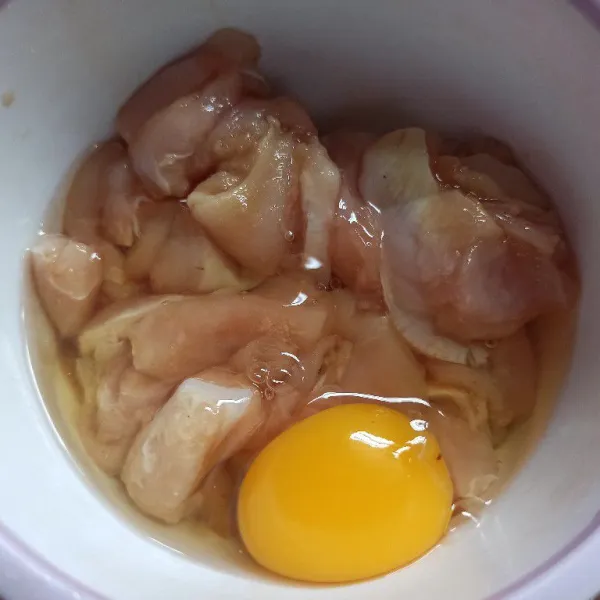 Kemudian masukkan telur, aduk kembali hingga tercampur rata dan diamkan selama 3 menit.