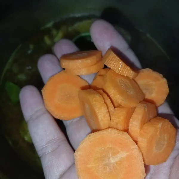 Masukkan wortel, rebus hingga matang, tambahkan garam dan kaldu jamur.
