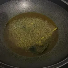 Tumis bumbu hingga harum dan beri kecap manis, garam, gula, kaldu jamur dan air.