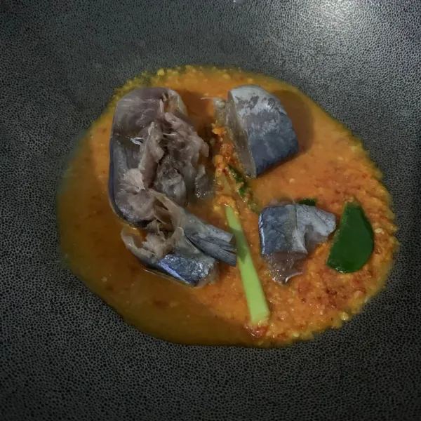 Masukkan ikan tongkol.